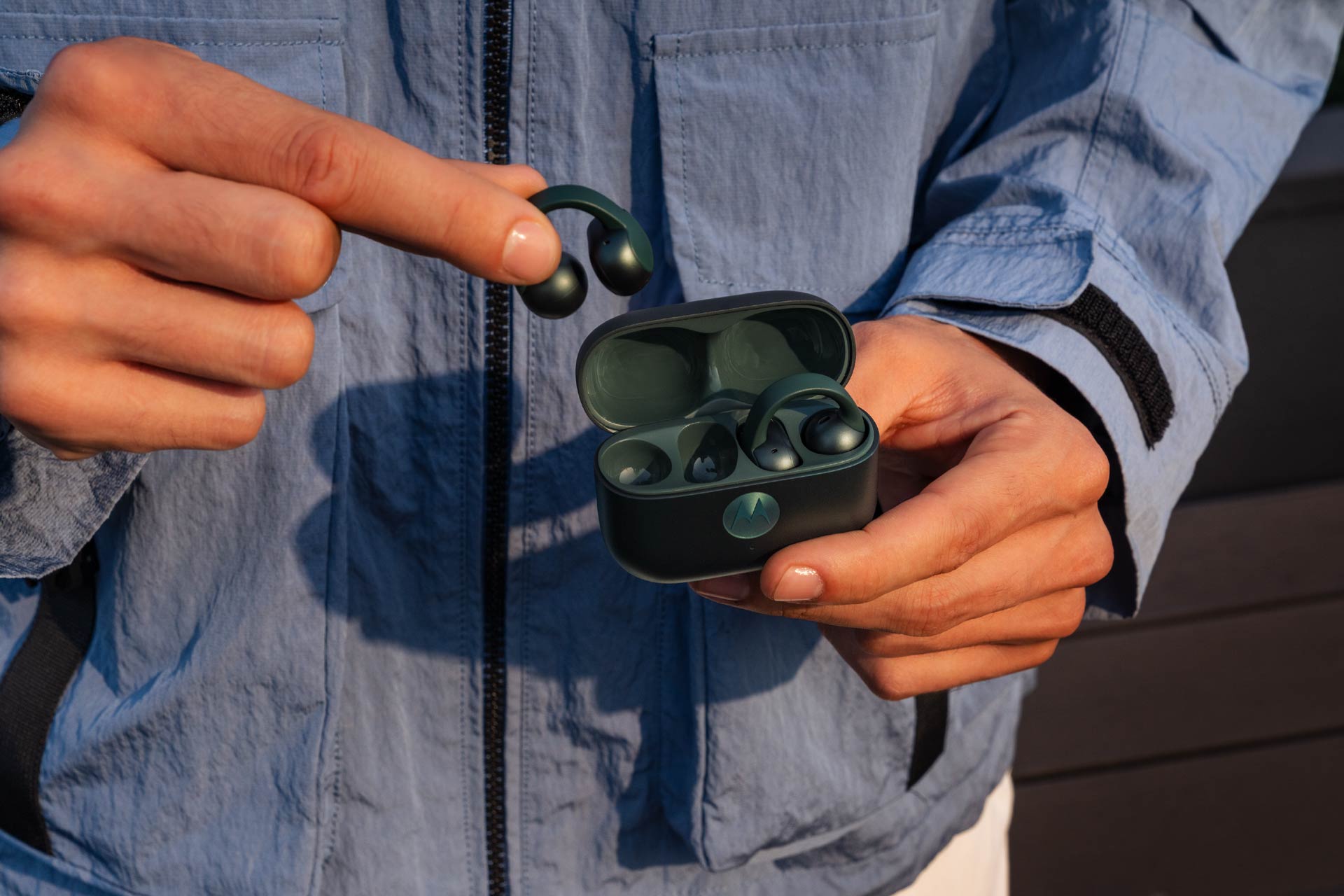 moto things ya disponible en Argentina: llegaron los moto buds loop Sound by Bose en el color Pantone Trekking Green