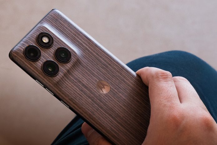 motorola edge 60 pro en color PANTONE Walnut: la nueva edición con acabado en madera, disponible en Argentina