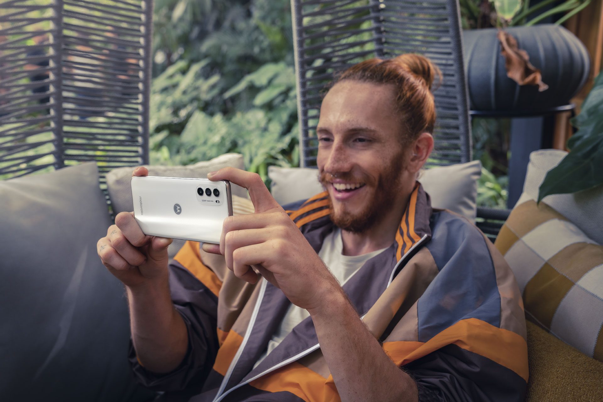 Motorola lança moto g82 5G com tela pOLED e alto-falantes estéreo