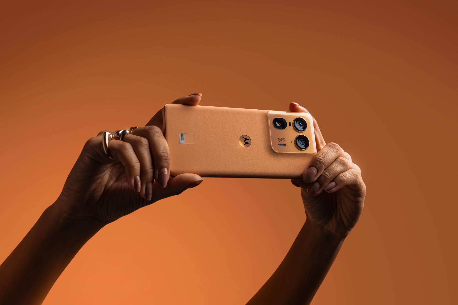 Motorola lança os primeiros smartphones do mundo com câmera e tela com cores validadas pela Pantone