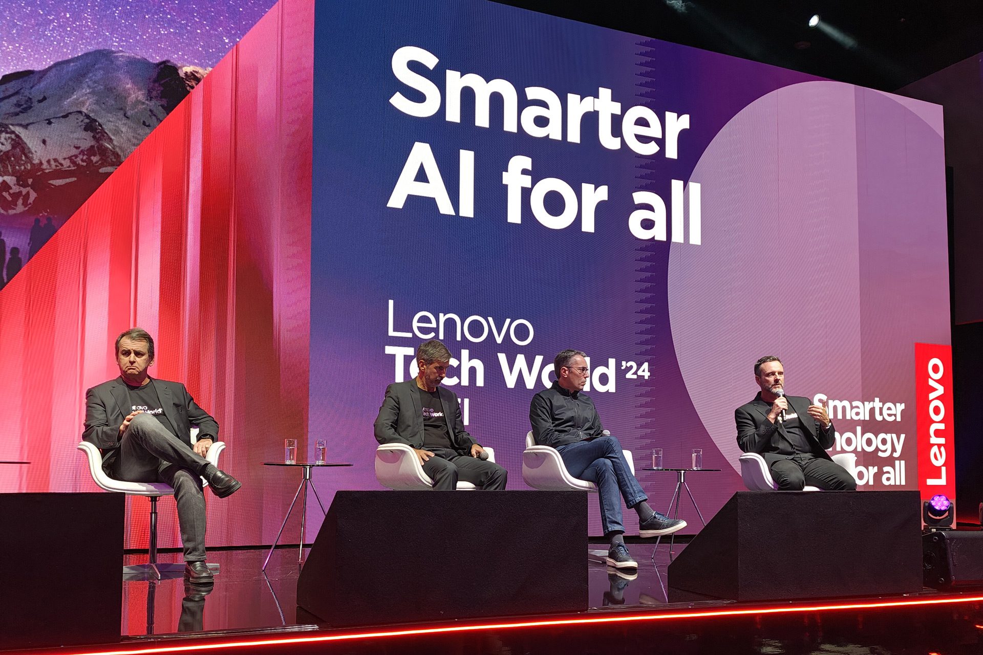 Motorola apresenta a nova era da Inteligência Artificial na Lenovo Tech World, no Brasil