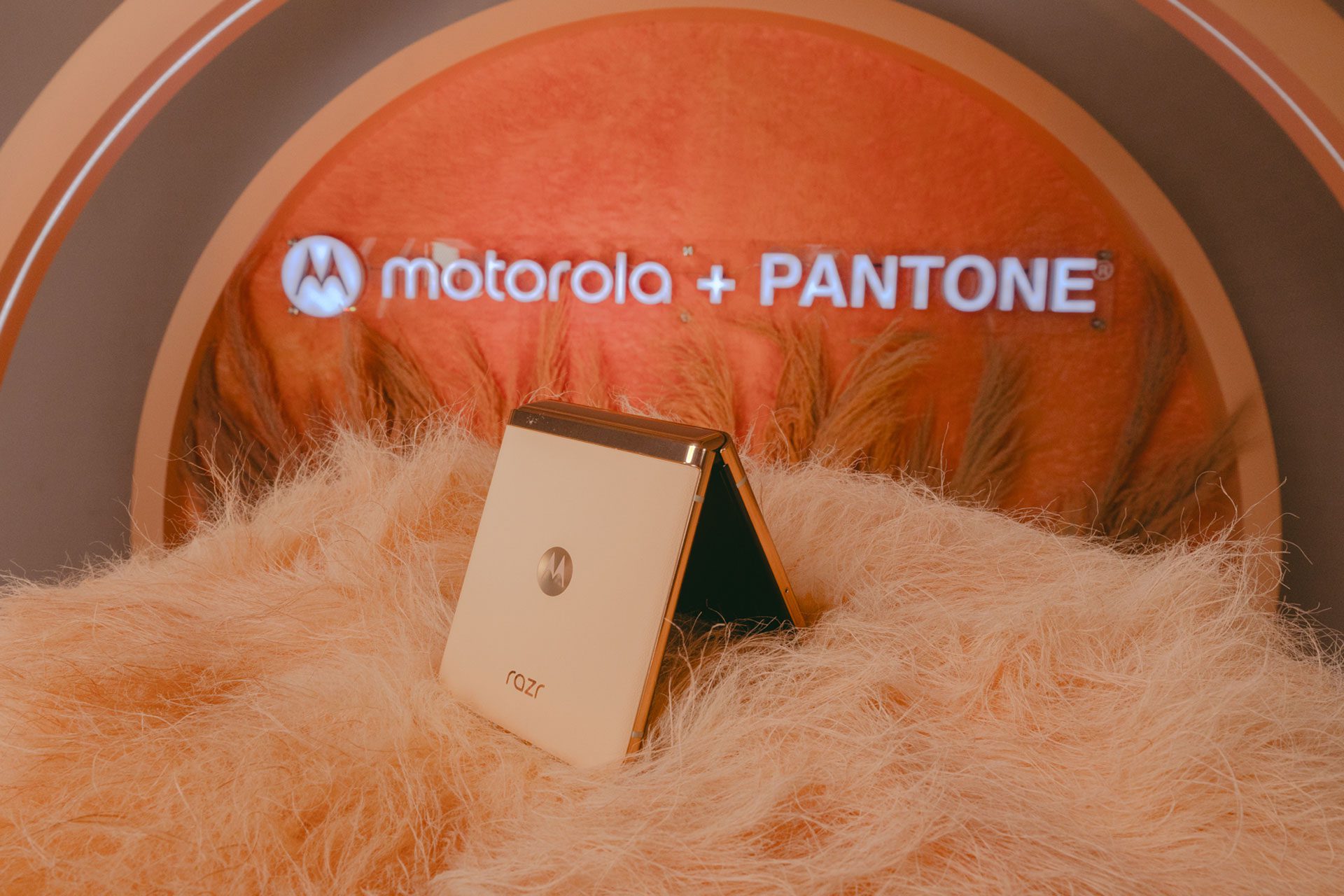 motorola razr 40 ultra peach fuzz