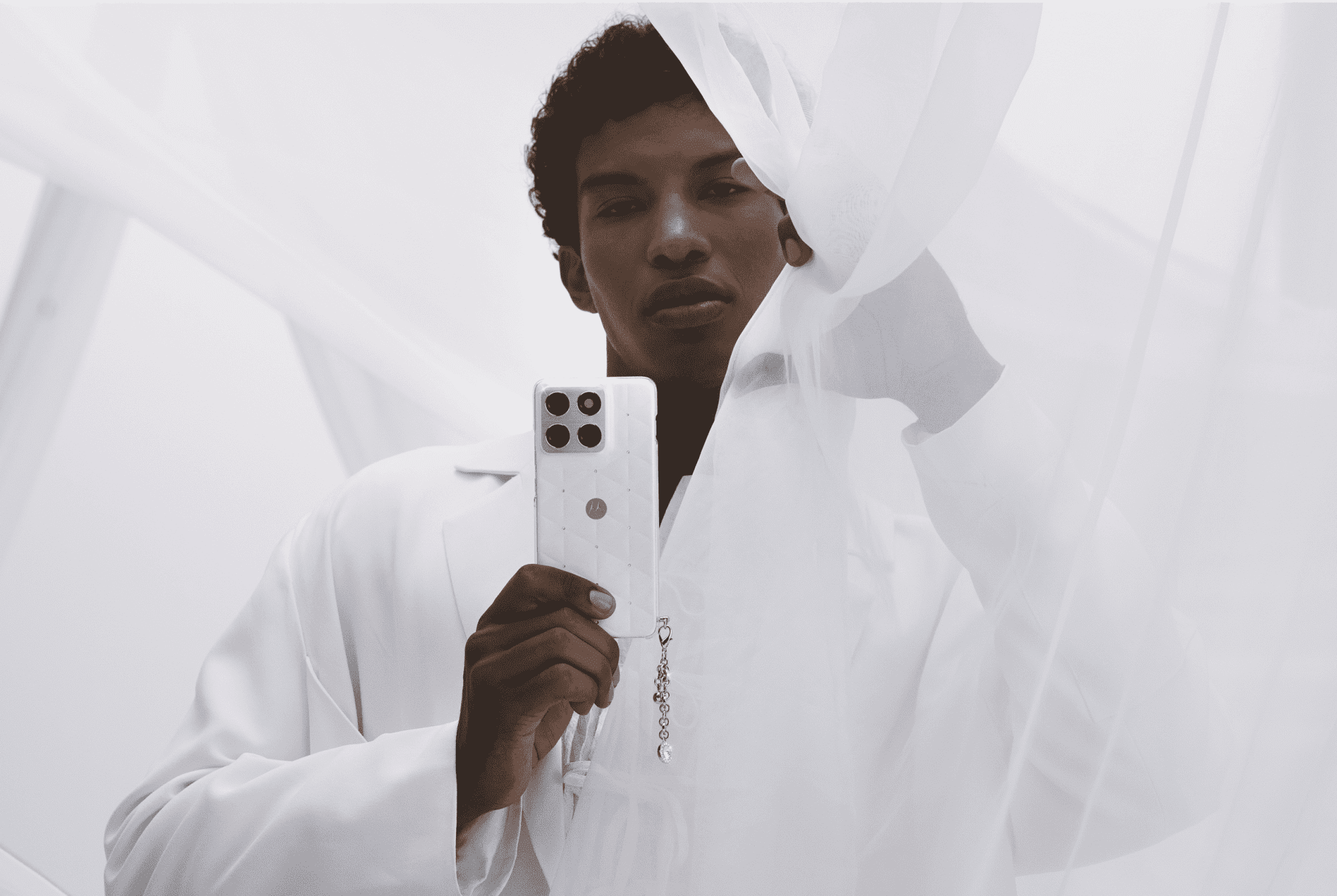 Motorola presenta el motorola edge 70 en Costa Rica junto a su versión especial Cloud Dancer con cristales Swarovski