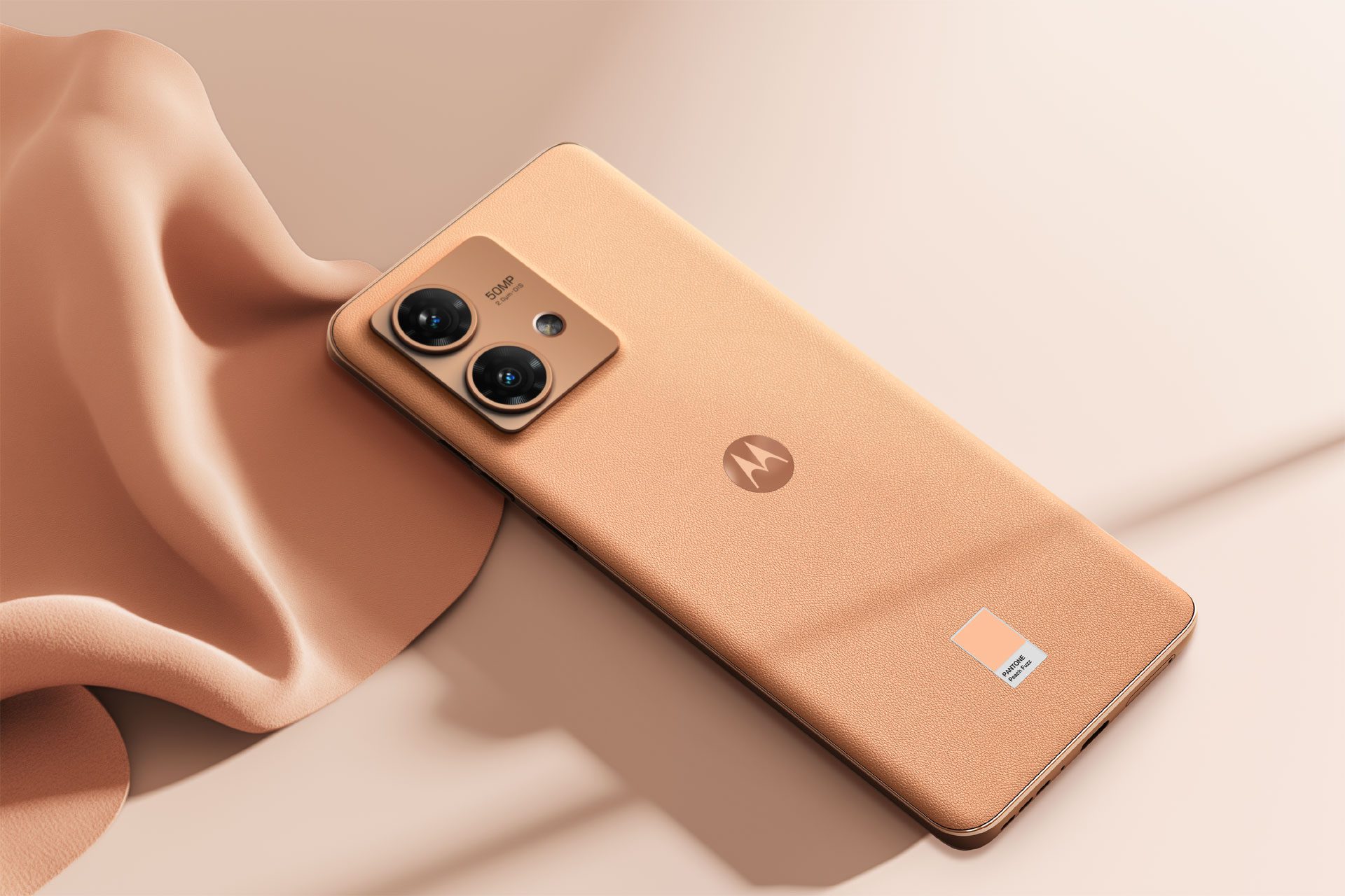 El Color del Año 2024 Pantone, Peach Fuzz, llega a Chile con el nuevo motorola edge 40 neo