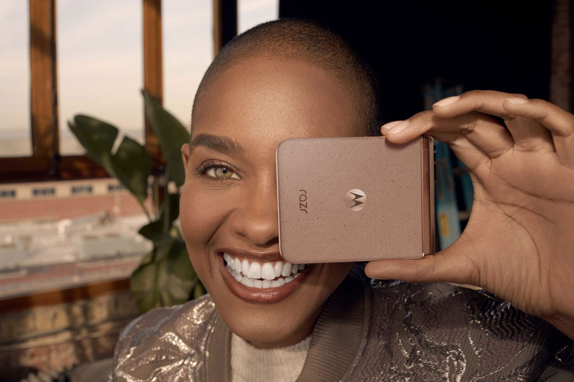 Motorola es la primera y única marca en crear smartphones en el elegante Color del Año 2025, PANTONE 17-1230 Mocha Mousse