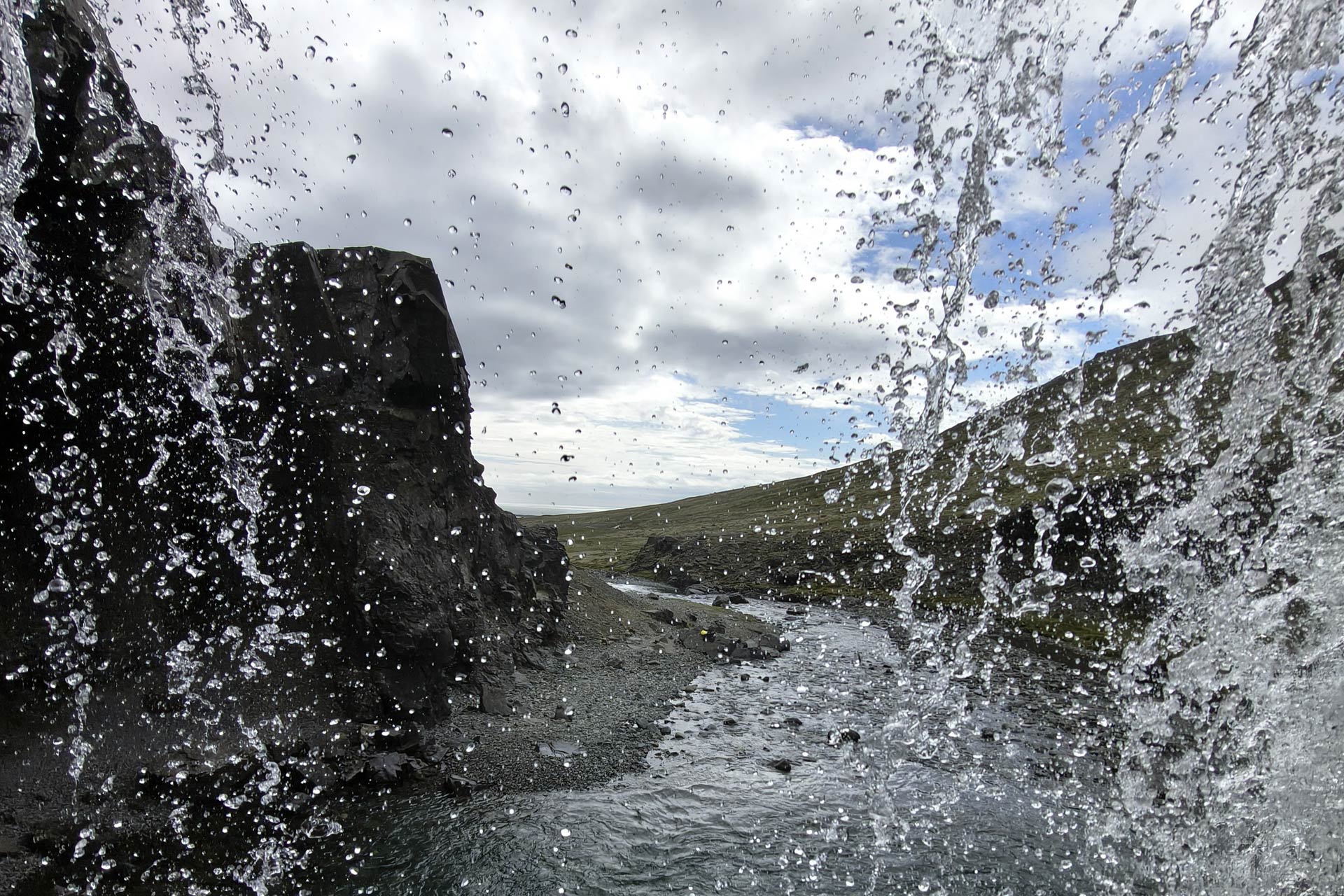 El motorola edge 60 pro, en manos de un fotógrafo profesional en el increíble paisaje y exigente clima de Islandia