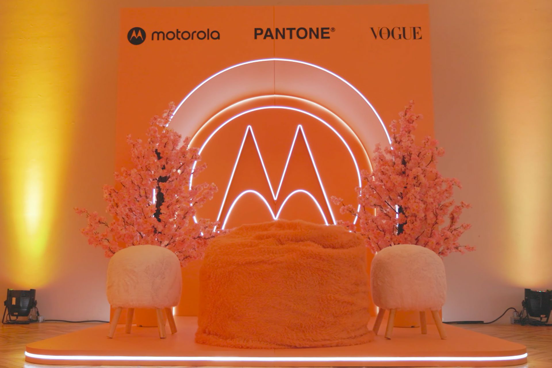 Reviviendo la presentación del Color del Año Pantone 2024: Peach Fuzz con Motorola x Vogue México y Latinoamérica