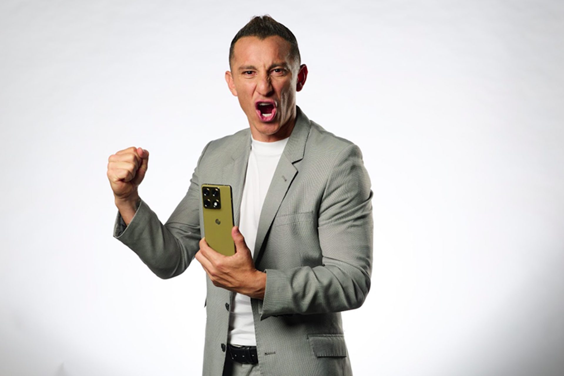 Andrés Guardado atendió el llamado: Motorola México lo presenta como su nuevo embajador de marca