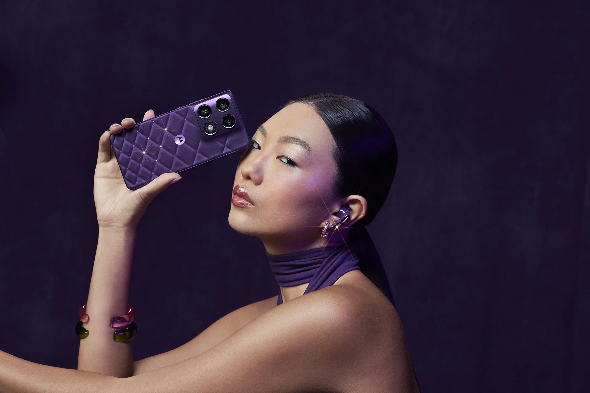 Motorola anuncia nuevas incorporaciones a la Brilliant Collection: los modelos motorola signature y moto buds 2 plus, adornados con cristales Swarovski® que convierten la tecnología en joyería