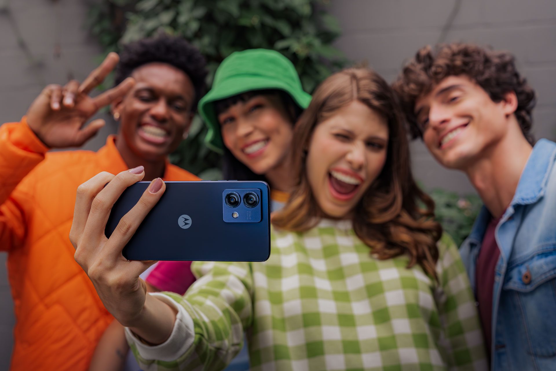 Las últimas tendencias de color PANTONE y el acabado de cuero vegano llegan a la nueva generación de moto g: moto g84 5G y moto g54 5G ya se pueden conseguir en México