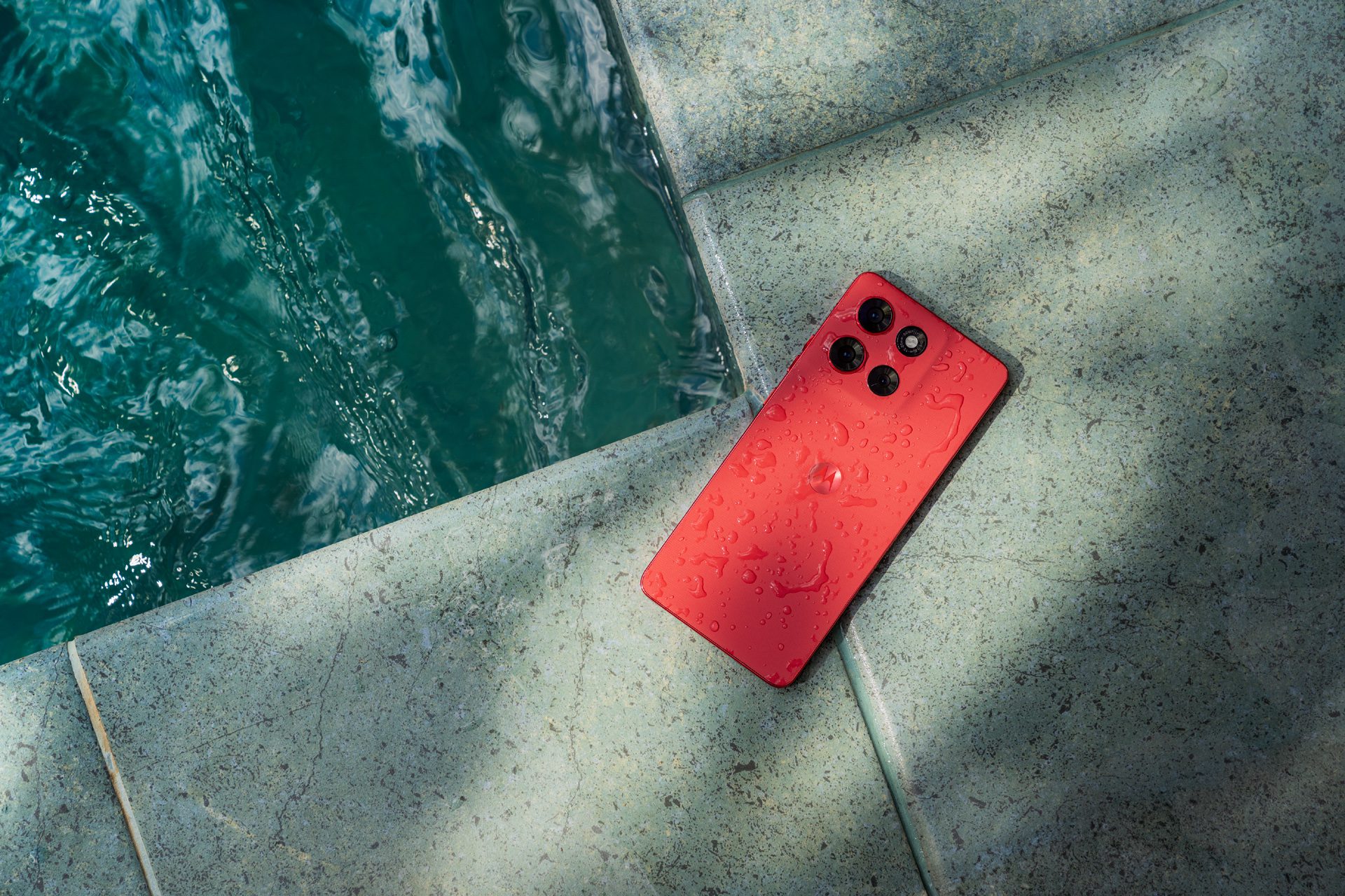Llega a Uruguay el nuevo moto g86 5G con potente batería y durabilidad extrema