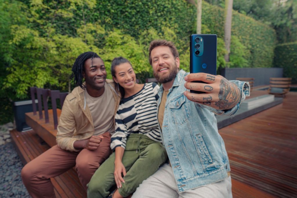 Motorola’s most advanced camera system ever introduces instant all pixel-focus