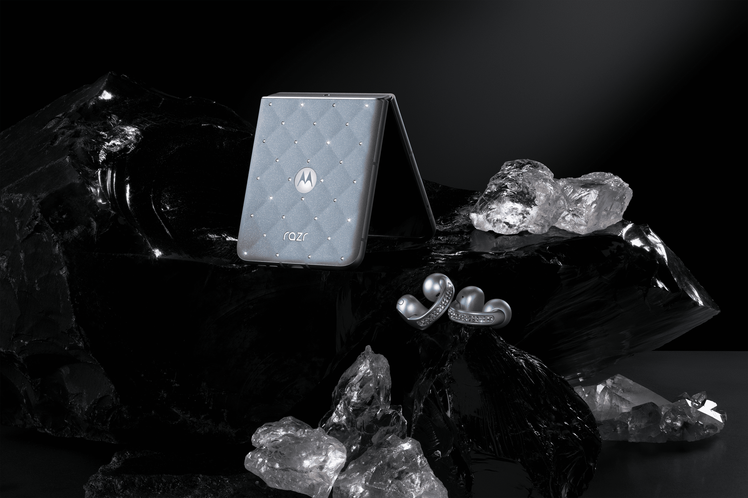 2025_MOTOROLA_RAZR_SWAROVSKI_PHOTOS_TABLETOP_01